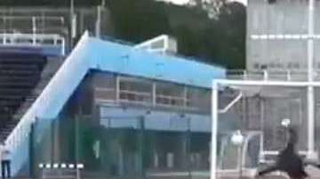 El brasileño Roberto Carlos sigue rompiendo el balón.