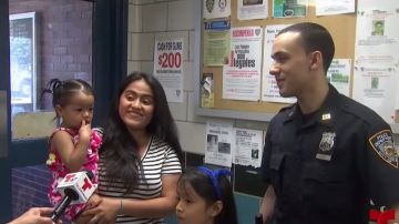 Rebeca con sus hijas Leah y Naomi junto al oficial Osvaldo Néñez.
