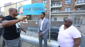 Inquilinos de la Avenida Washington en el Bronx se quejan del casero y cuentan con el apoyo del Concejal Ritchie Torres.