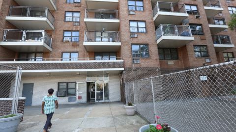 Inquilinos de la Avenida Washington en el Bronx se quejan del casero y cuentan con el apoyo del Concejal Ritchie Torres.
