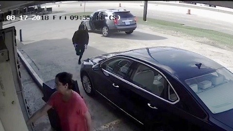 El primer ladrón al acercarse a la víctima
