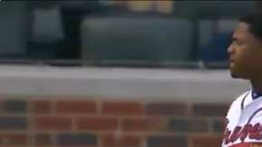 Ronald Acuña recibió un fuerte pelotazo en el codo izquierdo