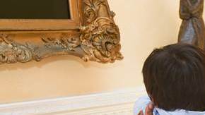 Rosayra Pablo Cruz mira como la primera dama abraza a su hijo Fernando.