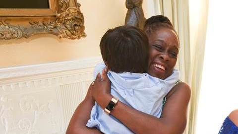 Rosayra Pablo Cruz mira como la primera dama abraza a su hijo Fernando.