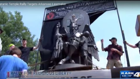 La escultura frente al Capitolio de Arkansas.