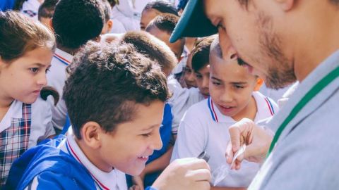 Estudiantes en París, Colombia, reciben los mosquitos. World Mosquito Program