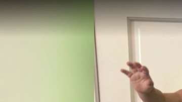 Roman Dinkel, de tan solo dos años, está aprendiendo a caminar superando su condición de espina bífida