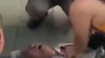 Un anciano se desmaya en la estación de tren y una joven le salva la vida.