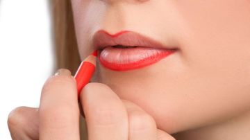 Delinear el labio hará que el lápiz labial dure más tiempo.