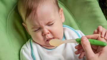 Descubre cuáles son los alimentos menos peligrosos para bebé que existen en el mercado.