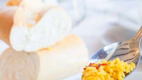 La paella tiene ese color amarillo gracias al azafrán.