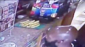 Sin razón aparente golpeó al cajero y huyó corriendo