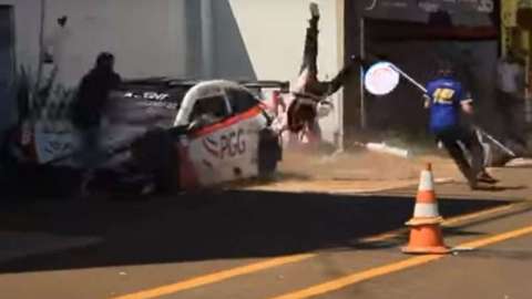 El auto del serial Stock Light brasileño impactó a tres mecánicos en los pits.
