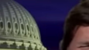 Tucker Carlson, de Fox News, y Enrique Acevedo, de Univisión.