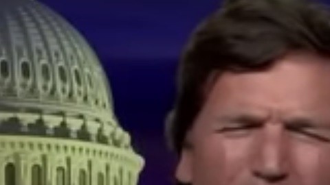 Tucker Carlson, de Fox News, y Enrique Acevedo, de Univisión.
