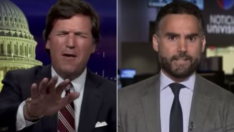 Tucker Carlson, de Fox News, y Enrique Acevedo, de Univisión.