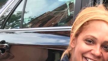 Una agente de NYPD con una niña en Brooklyn.