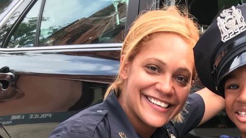 Una agente de NYPD con una niña en Brooklyn.