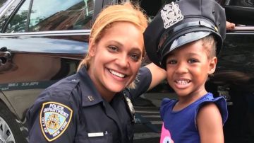 Una agente de NYPD con una niña en Brooklyn.