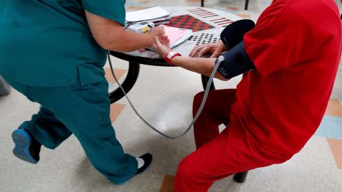 Varios estudios han hallado problemas con la atención médica en centros de detención.