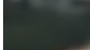 El invitado intentó disimular su desagrado.