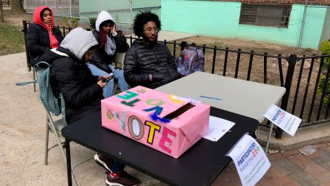 Vecinos de Chelsea, en Manhattan, durante el pasado proceso de votación en el presupuesto participativo.