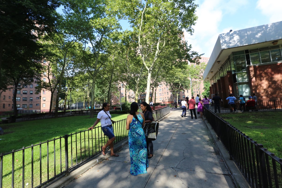 Hispana acusada de homicidio en Nueva York mientras su esposo sigue prófugo