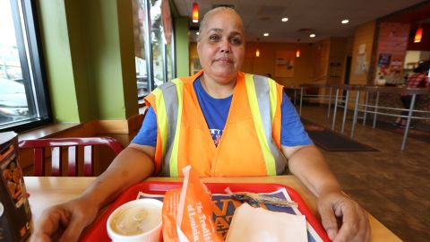 Victima de Maria, Janet Guzman, 53, vive en Brooklyn, tabajando temporalmente para el Departamento de Sanidad.