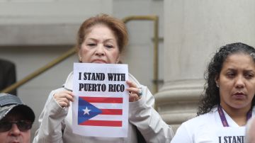 Congresista Nydia Velázquez con el Alcalde Bill De Blasio piden una comisión especial que investigue la respuesta del gobierno a la tragedia del huracán María en Puerto Rico al cumplirse un año.