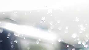 Una mujer en Puerto Rico se refresca con agua.