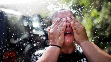 Una mujer en Puerto Rico se refresca con agua.