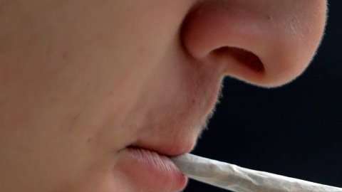 Un cargo criminal por uso de marihuana sigue siendo un gran peso para temas de ajuste migratorio.