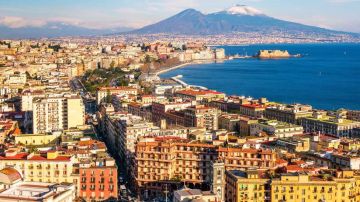 Nápoles se extiende hacia el imponente monte Vesubio.