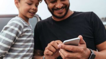 ¿Te gustaría saber lo que hace tu hijo en su celular todo el tiempo?