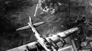 Bombardeo de una fábrica en Marienburg, Alemania, en octubre de 1943.