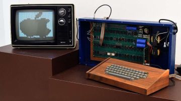 La Apple-I salió a la venta en 1976. Aquí un ejemplo del modelo.