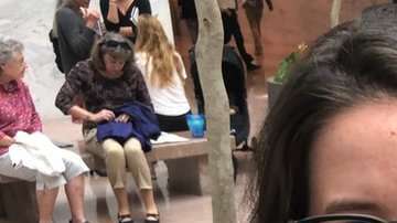 Maria Gallagher (i) y Ana Maria Archila confrontaron al senador Senator Jeff Flake.