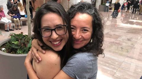 Maria Gallagher (i) y Ana Maria Archila confrontaron al senador Senator Jeff Flake.
