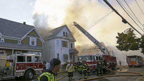 Una mujer y un niño de 4 años resultaron heridos de gravedad tras un incendio ocurrido en el vecindario Park Manor.