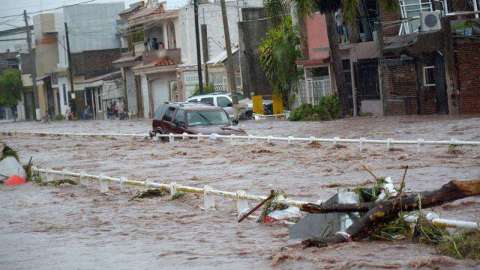 Un muerto y varias inundaciones dejan las lluvias torrenciales en Sinaloa.