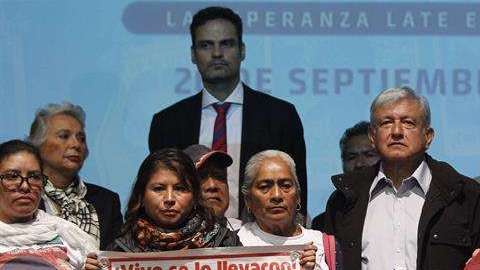 Andrés Manuel López Obrador se reunió con los padres de los desaparecidos.