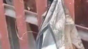 Un recolector de basura estuvo a punto de arrojar la mochila a un contenedor.