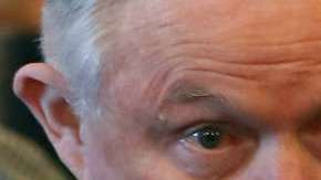 Jeff Sessions pide a jueces combatir fraude migratorio