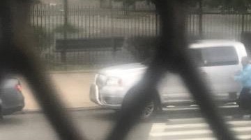El sospechoso conducía una Lincoln Mark LT blanca.