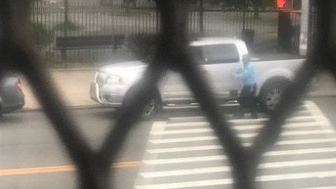 El sospechoso conducía una Lincoln Mark LT blanca.