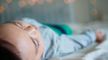 A los bebés también hay que enseñarle cómo dormir.