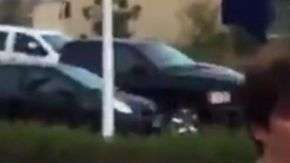 Piloto de American Airlines llevando pizza a sus pasajeros.