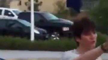 Piloto de American Airlines llevando pizza a sus pasajeros.