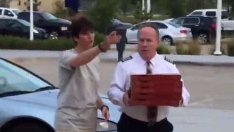 Piloto de American Airlines llevando pizza a sus pasajeros.