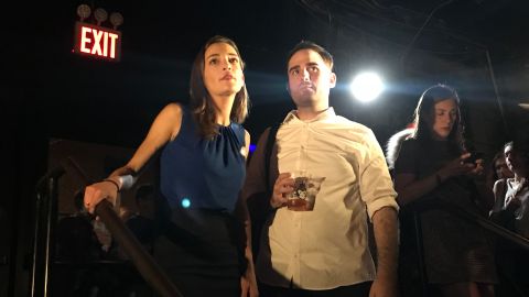 Julia Salazar esperando los resultados de las elecciones primarias.